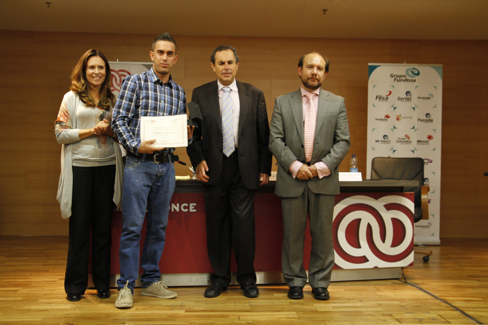 El presidente del consejo territorial de la ONCE, Ventura Pazos, hace entrega del galardón El presidente del consejo territorial de la ONCE, Ventura Pazos, hace entrega del galardón