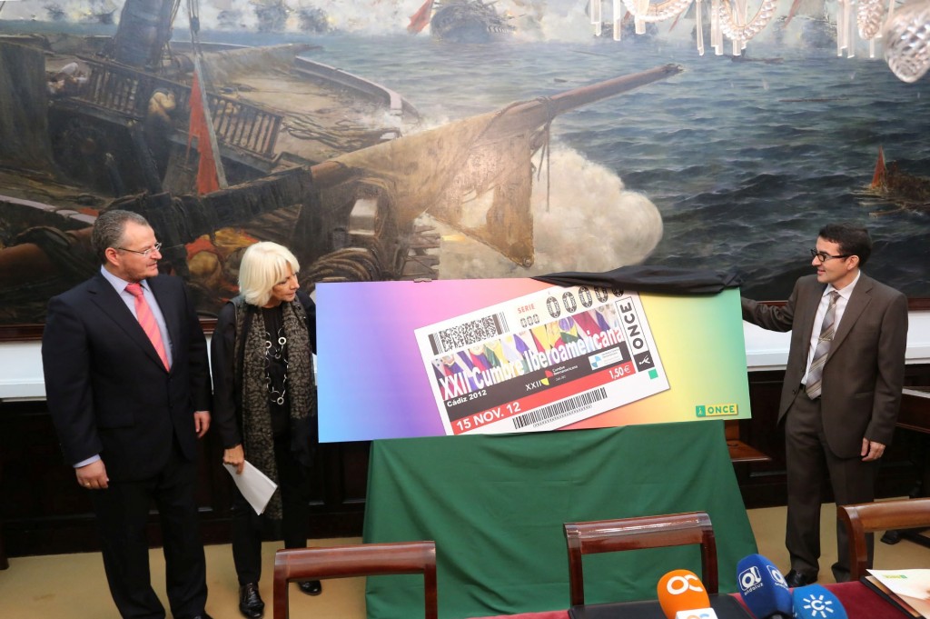 El vicepresidente de la ONCE, Andrés Ramos, el delegado territorial de la ONCE en Andalucía, Ceuta y Melilla, Patricio Cárceles y la alcaldesa de Cádiz descubren la imagen del cupón