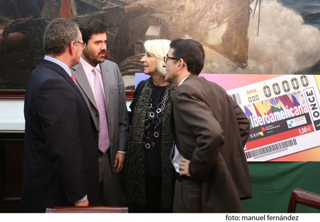Antes de la conferencia, Fernando Iglesias conversa con la alcaldesa, el vicpresidente de la ONCE y el delegado territorial