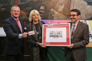 El vicepresidente de la ONCE, Andrés Ramos, el delegado territorial de la ONCE en Andalucía, Ceuta y Melilla, Patricio Cárceles y la alcaldesa de Cádiz, Teófila Martínez muestran el cupón dedicado a la Cumbre