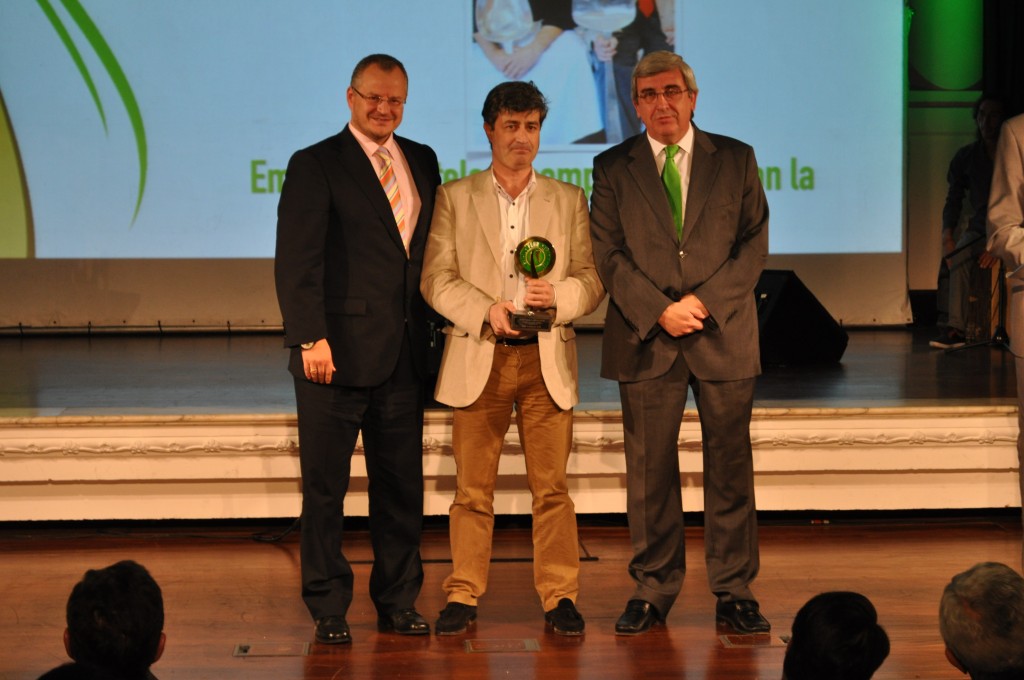 Los responsables de El Bohío reciben el premio de manos del delegado territorial de la ONCE en Andalucía, Ceuta y Melilla, Patricio Cárceles