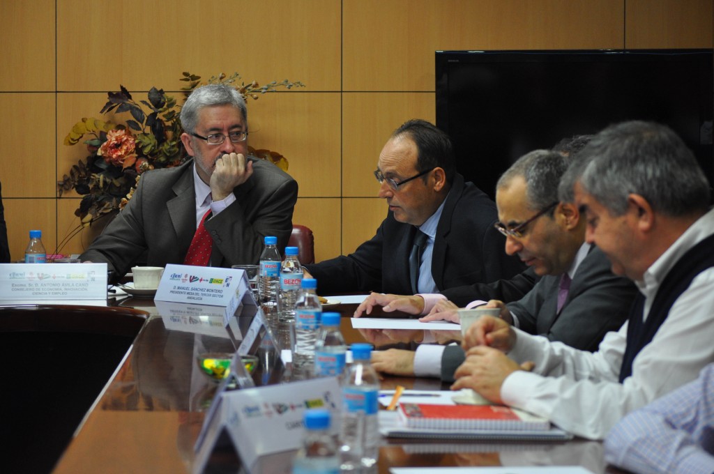 El consejero escuchando la intervención del presidente de la Mesa