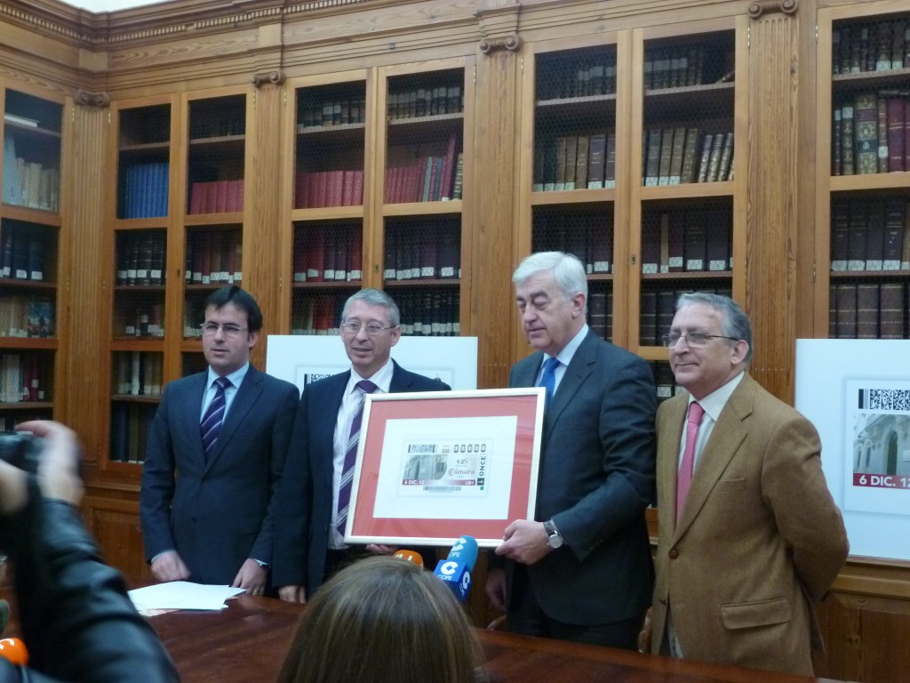 El presidente de la Cámara de Comercio de Cádiz y el director de la ONCE en Cádiz, José Antonio Toledo, muestran la iagen del cupón conmemorativo El presidente de la Cámara de Comercio de Cádiz y el director de la ONCE en Cádiz, José Antonio Toledo, muestran la iagen del cupón conmemorativo