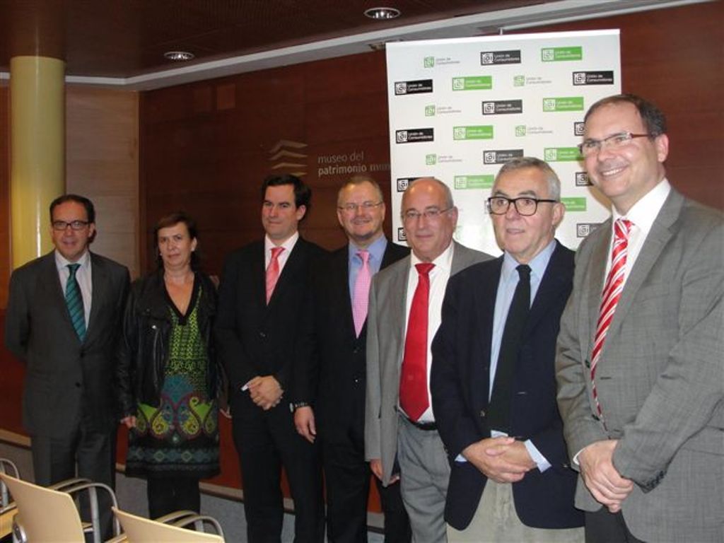 El delegado territorial de la ONCE en Andalucía, Ceuta y Melilla con lo0s máximos responsables de la Unión de Consumidores