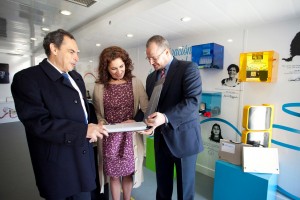 32 El delegado territorial y el presidente del Consejo entregan a la consejera el libro del 75 anivesario de la ONCE y 25 de su Fundación