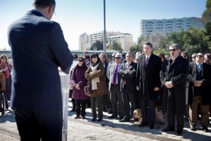 Perspectiva del público frente al delegado territorial que aparece de espaldas