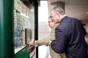 Zoido compra un cupón en uno de los kioscos de la ONCE, acompañado del delegado territorial, Patricio Cárceles