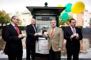 De izquierda a derecha, el subdelegado territorial de la ONCE, Francisco Arroyo; el delegado territorial de la ONCE en Andalucía, Ceuta y Melilla, Patricio Cárceles; el alcalde de Sevilla, Juan Ignacio Zoido; y el presidente del Consejo Territorial, Ventura Pazos