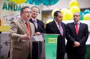 En la imagen, Juan Ignacio Zoido, alcalde de Sevilla, realiza unas declaraciones sobre el compromiso de la ONCE con la sociedad y del ayuntamiento de Sevilla