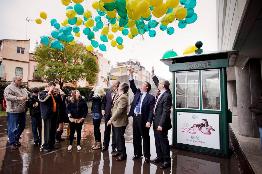 Suelta de globos para homenajear la nueva imagen de los kioscos de la ONCE