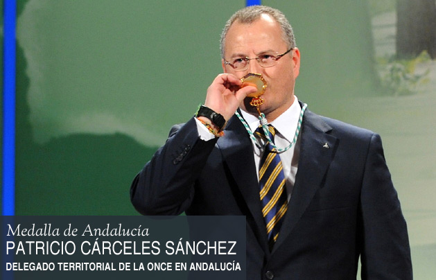 Patricio Cárceles besa la Medalla de Andalucía recibida