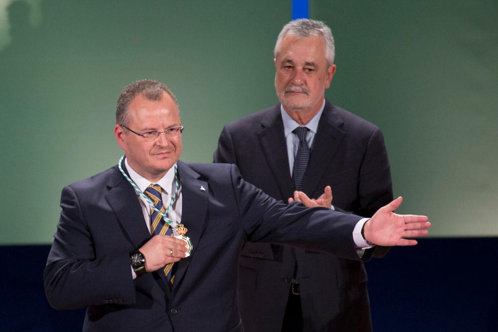 28-F.1 El delegado territorial se lleva la Medalla de Andalucía al corazón ante el aplauso del presidente de la Junta de Andalucía