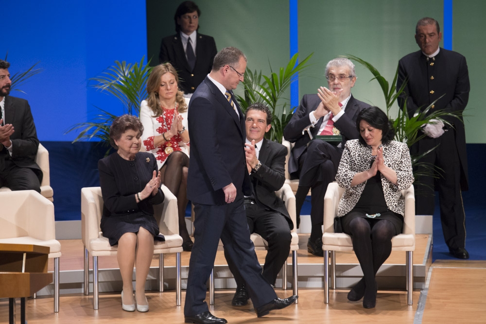 El delegado territorial camina hacia la presidencia del acto para recoger su medalla entre los aplausos del resto de galardonados