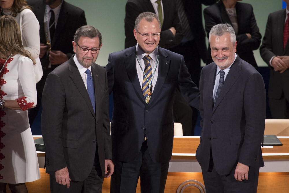 De izquierda a derecha el presidente del Parlamento de Andalucía, delegado territorial de la ONCE y presidente de la Junta