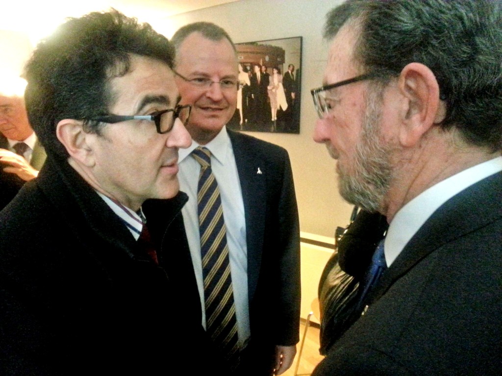 Andrés con Gracia Andrés Ramos hablando con el presidente del Parlamento, Manuel Gracia