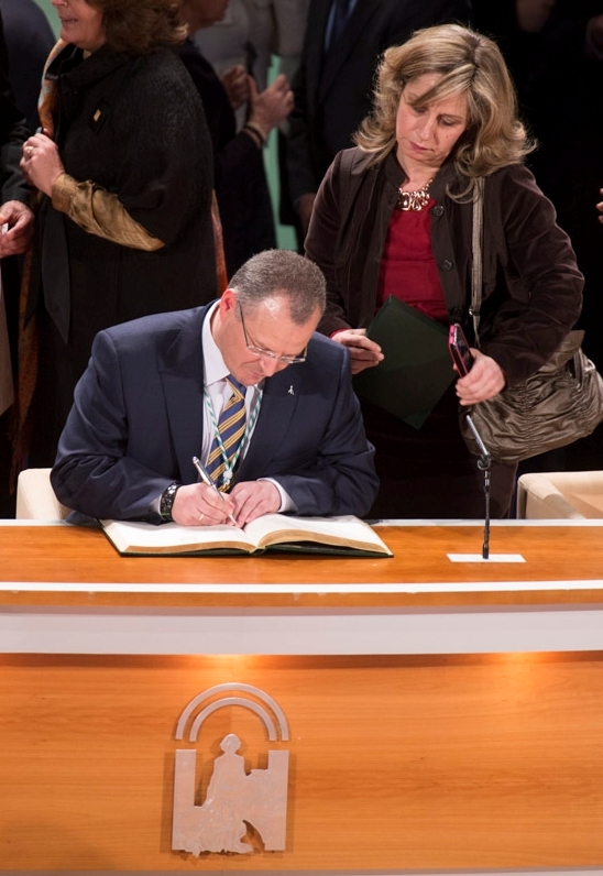 Patricio Cárceles firma en el libro de honor