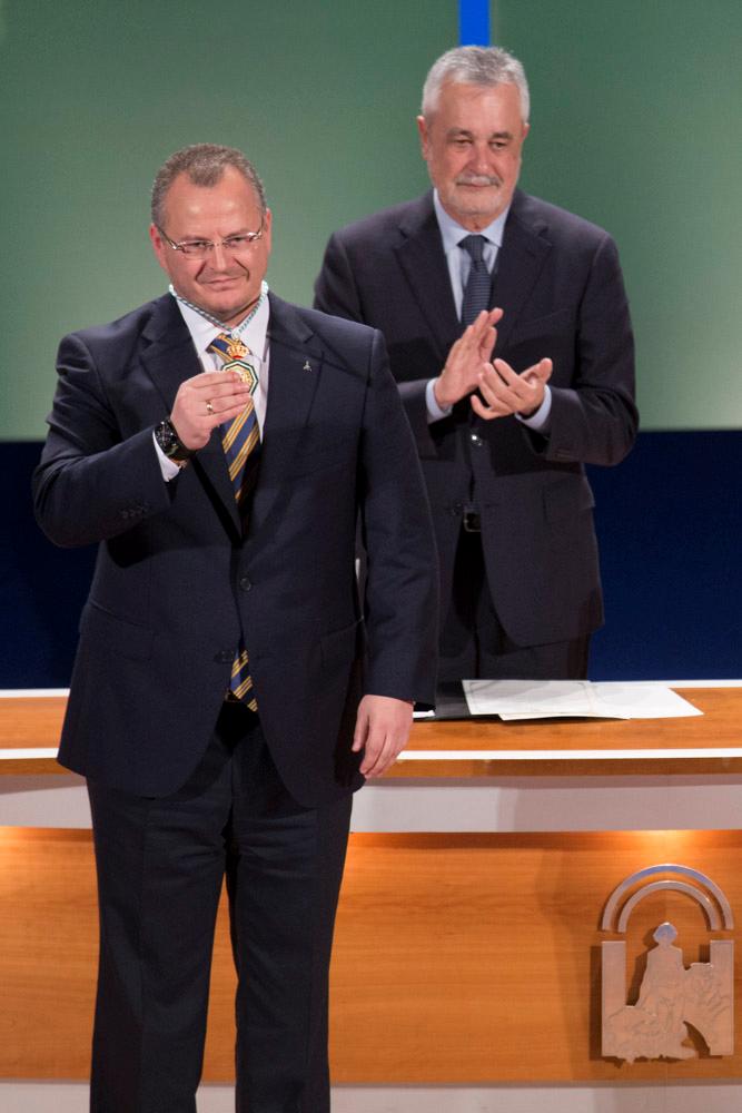 Cárceles muestra visiblemente emocionado su Medalla al auditorio del Teatro Maestranza