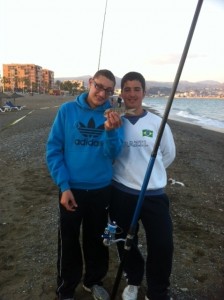 En la imagen, dos participantes muestran un pez recién capturado