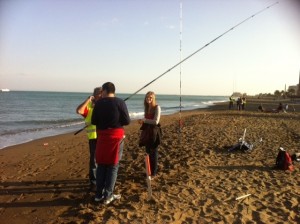 En la imagen, los participantes son ayudados por los monitores mientras pescan