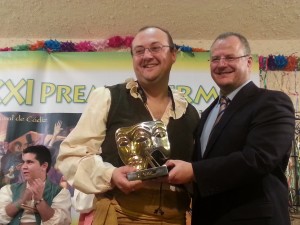 El delegado territorial de la ONCE en Andalucía, Ceuta y Melilla, Patricio Cárceles entrega uno de los premios Fermín Salvochea