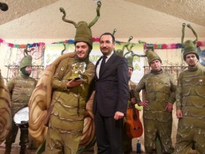 El delegado de la Junta en Cádiz, Fernando López Gil, entrega el premio Fermín Salvochea a la comparsa ganadora 'La tacita'