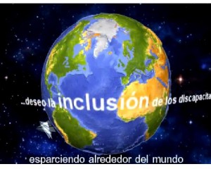 En la imagen, fragmento de uno de los vídeos en el que aparece la bola del mundo con un mensaje: deseo la inclusión de los discapacitados