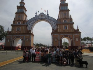 Imagen en la que aparecen los alumnos del CRE frente a la portada de la Feria de Abril de Sevilla