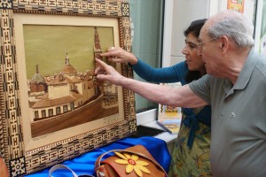 En la imagen, una de las obras expuestas en la edición anterior del Concurso de Habilidades Artísticas junto al público visitante