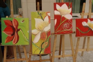 En la imagen, cuatro cuadros de flores expuestos durante la edición anterior del concurso