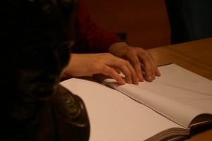 Imagen del Concurso de Relatos Cortos de la edición pasada en la que aparecen unas manos leyendo en braille