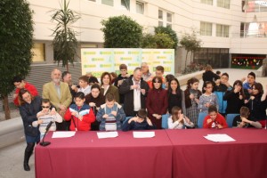 Foto de familia en la celebración del Día Internacional del Niño con Cáncer