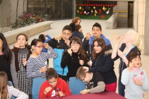 Suelta de pompas de jabón en el CRE de Sevilla