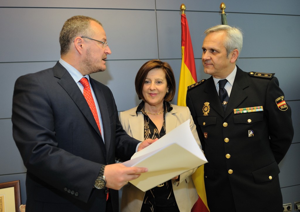 En la imagen, Patricio Cárceles entrega el informe a la delegada de la Junta en presencia de un miembro policial