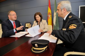 En la imagen aparecen reunidos el delegado territorial de la ONCE en Andalucía, Ceuta y Melilla, Patricio Cárceles, la delegada del Gobierno, Mª José Sánchez, y un mimebro del cuerpo de policía.