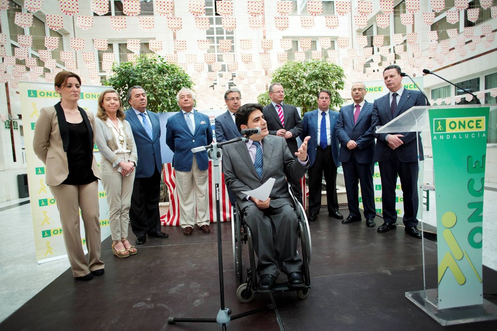 En la imagen, el director general de Personas con Discapacidad de la Junta de Andalucía, Gonzalo Rivas, pronuncia su discurso junto al resto de autoridades.