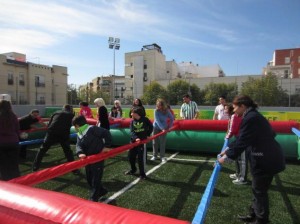 Futbolín humano con los participantes en las jornadas