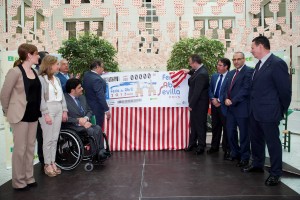 En la imagen, las autoridades presentes descubren el cupón en el que aparece la portada de la Feria de Abril de Sevilla.