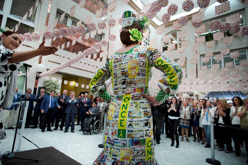 Imagen en la que aparecen todo el público aplaudiendo a La Niña de los Cupones tras su actuación