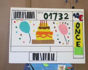 En la imagen, un cupón de grandes dimensiones, de cartulina, realizado por los alumnos