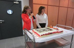 En la imagen, dos empleadas del CRE pronunciar unas palabras antes de servir la tarta de cumpleaños