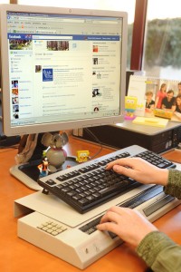 En la imagen, un ordenador conectado a Internet y a la red social Facebook