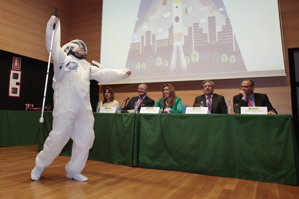 En la imagen, un miembro del grupo teatral 'La Perseverancia' de Algeciras representa la obra vestido de astronauta