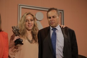 En la imagen, Coraluna recoge su premio de manos del presidente del Consejo Territorial, Ventura Pazos