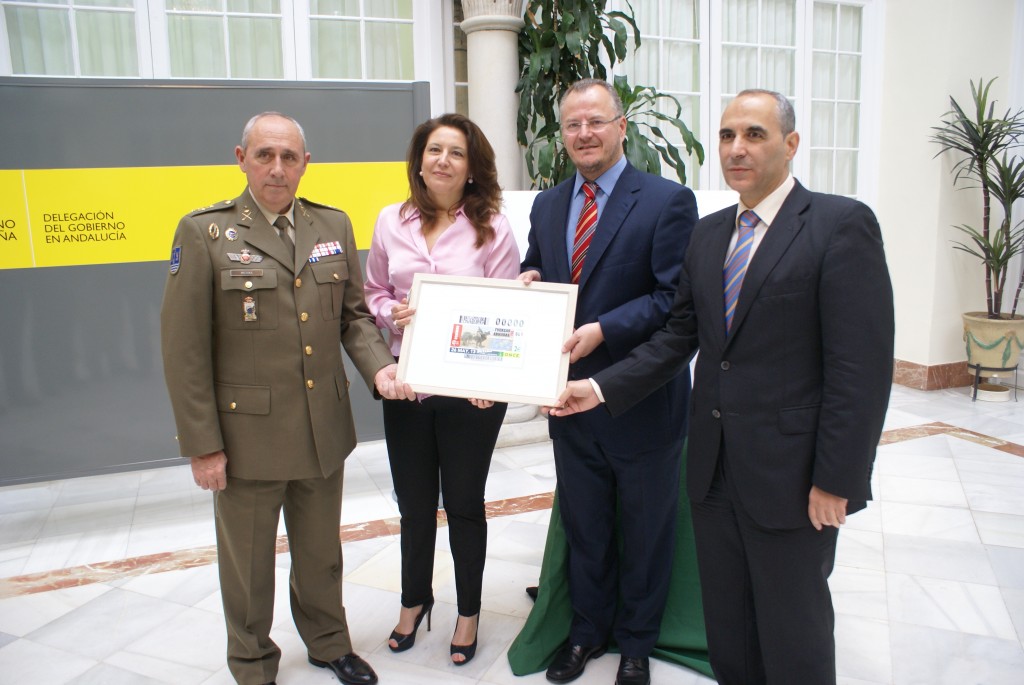 De izquierda a derecha, el teniente general jefe de la Fuerza Terrestre, José Ignacio Medina Cebrián, la delegada del Gobierno en Andalucía, Carmen Crespo, el delegado territorial de la ONCE en Andalucía, Ceuta y Melilla, Patricio Cárceles, y el subdelegado territorial, Francisco Arroyo. 