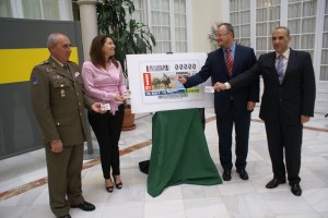 Las autoridades posan junto al cupón