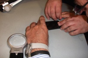 En la imagen, un afiliado navega por la Web a través de su teléfonon móvil