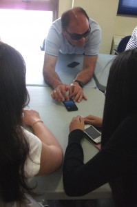 Tres afiliados a la ONCE navegan por la Web en el Día de Internet