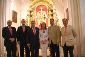 Las autoridades presentes en el acto posan en la capilla de la Hermandad del Rocío de Triana