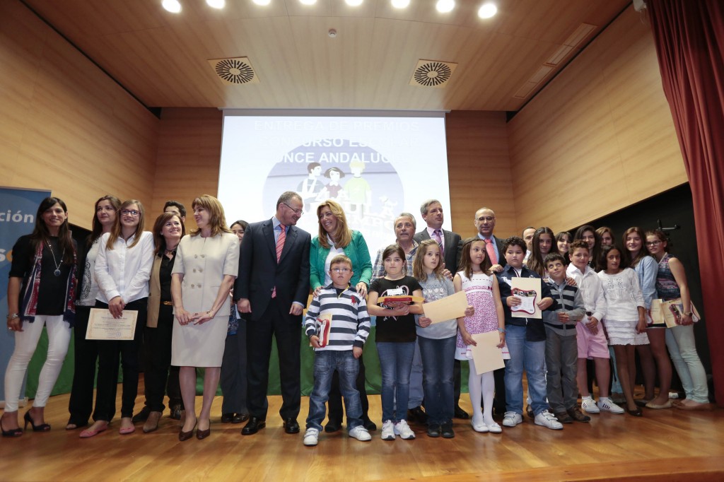 Foto de familia de los ganadores autonómicos del Concurso Escolar