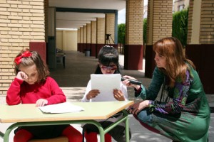 Las alumnas leen unas palabras a las profesoras